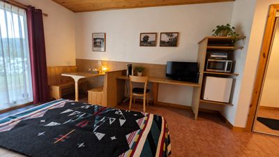 Coin repas et rangement dans une chambre de l'Ours Bleu