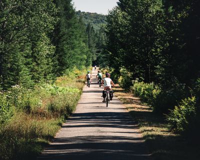 Cyclistes sur le P'tit Train du Nord près de Lac-Saguay