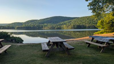 Plage municipale de Lac-Saguay au bord du lac