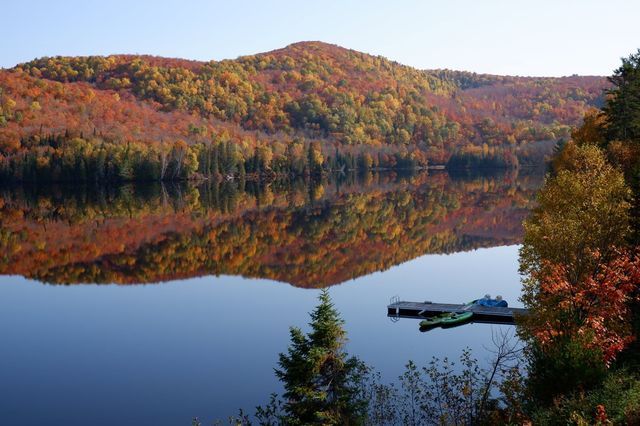 Quai sur le lac Saguay entouré des couleurs de l'automne