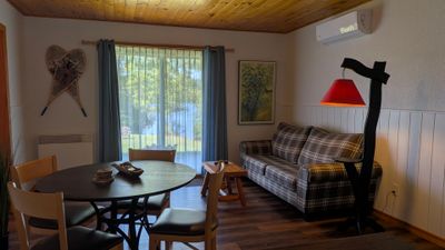 Studio avec coin repas, salon et vue sur le lac à l'Ours Bleu