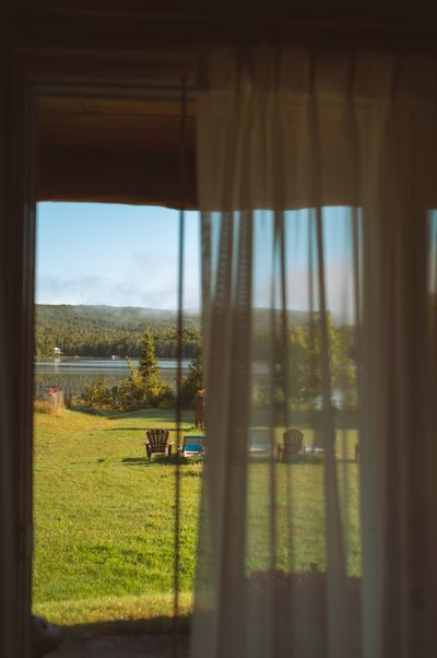 Vue sur le lac et la pelouse depuis une chambre de l'Ours Bleu